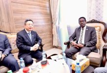 Wasiirka amniga oo qaabilay safiirka Shiinaha