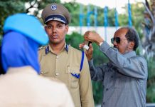 Madaxweyne Xasan Sheekh oo darajada Sarreeye Gaas u dallacsiiyay Taliyaha Ciidanka Booliska