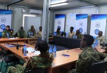 Ciidamo ka tirsan CXDS oo tababar ku saabsan isticmaalka qalabka isgaarsiinta loo soo xiray