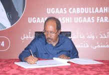 Madaxweyne Xasan Sheekh oo saxiixay buugga tacsida Ugaas Faracadde