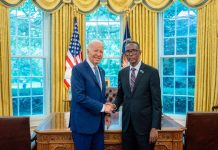 Madaxweynaha Mareykanka oo waraaqihii aqoonsiga ka guddoomay safiirka cusub ee Soomaaliya