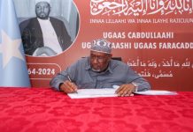 Guddoomiyaha golaha shacabka oo saxiixay buugga tacsida ee Ugaas Faracadde