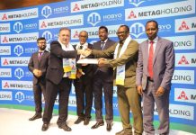 Madaxweyne Qoorqoor iyo madax kale oo ka qaybgalay saxiixa mashruuca dhismaha Dekadda Hobyo