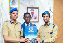 Wasiirka Amniga XFS oo xilka u kala wareejiyay Taliyaha cusub ee Ciidanka Booliiska iyo taliyihii hore