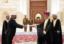 Boqorka Cumaan oo warqadaha aqoonsiga ka guddoomay Safiirka Cusub ee Soomaaliya ee dalkaas