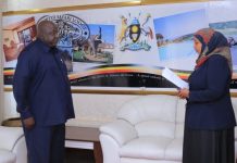 Safiirka cusub ee Soomaaliya oo waraaqaha aqoonsiga u gudbisay Wasiiru dowlaha arrimaha dibadda ee dalka Uganda