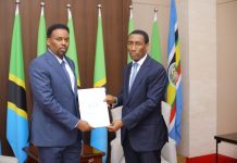 Danjire Ilyaas Cali Xasan oo waraaqihii aqoonsiga ku wareejiyay madaxda Tanzania