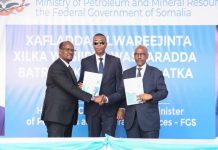 Ra’iisul Wasaare Xamsa oo xilka u kala wareejiyey Wasiirka cusub iyo Wasiirkii hore ee Batroolka iyo Macdanta