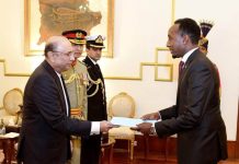 Madaxweynaha Pakistan oo warqadaha aqoonsiga ka guddoomay danjiraha Soomaaliya