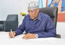 Guddoomiyaha BJFS oo saxiixay buugga tacsida marxuum Ugaas Cabdi-Daahir