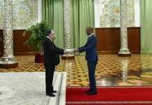 Danjire Fatxudiin Ospito oo waraaqihii aqoonsiga ku wareejiyay madaxweynaha Tajakistan