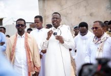 Wasiiro ka tirsan xukuumadda Soomaaliya oo dad shacab ah kula ciiday degmada Deyniile ee gobolka Banaadir