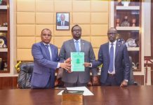 Ra’iisul wasaare xigeenka XFS oo xilalka u kala wareejiyey Wasiirkii hore ganacsiga iyo wasiirka Cusub