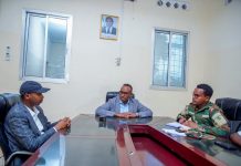 Guddoomiyaha SODMA oo Isbitaalka Ciidanka Xoogga Dalka Soomaaliyeed ku wareejiyay daawooyin iyo gaari Aambalaas ah