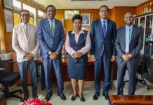 Agaasimaha Hay’adda Socdaalka oo uu weheliyo Safiirka Soomaaliya ee Nairobi ayaa kulan miro-dhal ah la qaatay Agaasimaha Socdaalka Kenya