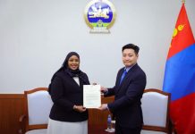 Safiirka Jamhuuriyadda Federaalka Soomaaliya ee Mongolia oo Nuqulka Warqadaha Aqoonsiga Gudbisay