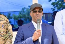 Guddoomiyaha Gobolka Banaadir oo gargaar daawooyin ah ku wareejiyay Maamulka Isbitaalka Ciidanka Xooga