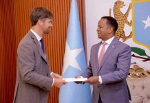 Wasiirka Arrimaha Dibadda XFS oo nuqul ka mid ah warqadaha aqoonsiga danjirannimo ka guddoomay Safiirka cusub UK