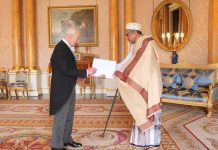 Safiirka Soomaaliya u fadhiya London oo waraaqaha aqoonsiga u gudbiyey Boqorka dalka ingiriiska