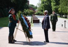 Guddoomiyaha Aqalka sare oo ubax dhigay daljirka daahsoon ee darbiga Kremlin-ka