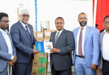 Guddoomiyaha G/Banaadir oo deeq daawooyin ah ku wareejiyay Ciidamada Difaaca Deegaanka