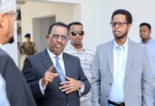 Wasiirka Arrimaha Gudaha oo kormeeray xarunta dhexe ee Wasaaradda oo dib u dhis ka socdo