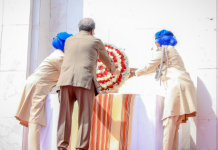 Madaxweyne Xasan Sheekh oo ubax dhigay taallada Dhagaxtuur