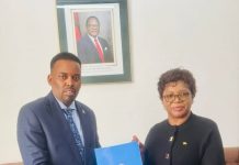 Wasiirka arrimaha dibadda Malawi oo warqadda aqoonsiga ka guddoomay danjiraha Soomaaliya.