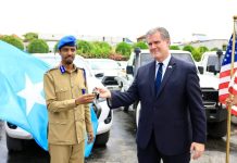 Taliyaha Booliska oo Safaaradda Maraykanka kala wareegay gaadiid ay ku taageertay