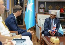 Wasiirka gaashaandhigga oo qaabilay danjiraha Ingiriiska