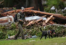 Baadigoobka dad lagu la’yahay daadadkii Texas oo weli socda