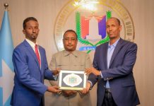 Duqa Muqdisho oo xilka u kala wareejiyay Guddoomiye kuxigeenka Cusub Howlaha Guud ee Gobolka Banaadir iyo kii hore