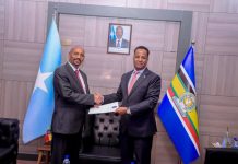 Wasiirka Arrimaha Dibadda oo nuqul ka mid ah warqadaha aqoonsiga danjirannimo ka guddoomay Safiirka Itoobiya