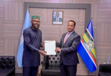 Wasiirka Arrimaha Dibadda Soomaaliya oo nuqul ka mid ah warqadaha aqoonsiga danjirannimo ka guddoomay Safiirka cusub ee Ghana