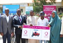 Wasiirka Beeraha XFS oo deeq isugu jirta Gadiid iyo qalab guddoon siiyey qaar ka mid ah Beeralayda dalka