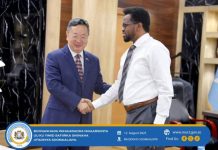 Wasiirka Isgaarsiinta oo qaabilay danjiraha Shiinaha