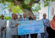 Guddoomiyaha Gobolka Banaadir oo deeq lacageed ku wareejiyay Hay’adda SoDMA