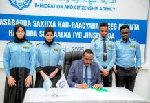 Agaasimaha hay’adda socdaalka oo saxiixay hab-raacyo tayada adeega sare loogu qaadayo