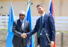 Wasiirka Gaashaandhiga XFS oo dowladda Ingiriiska kala wareegay gaadiid iyo qalab casri ah