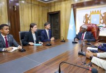 Guddoomiyaha Golaha Shacabka oo Xafiiskiisa ku qaabilay Safiirka Dowladda Ingiriiska ee Soomaaliya