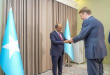 Madaxweyne Xasan Sheekh oo warqadaha aqoonsiga ka guddoomay danjirayaasha EU iyo Nederlands