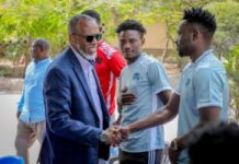 Maareeyaha Dekadda Muqdisho oo Sagootin u Sameeyay Kooxda Dekedaha