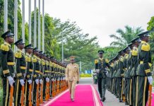 Taliyaha Xoogga dalka oo safar shaqo ku jooga Rwanda