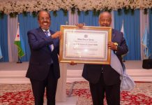 Madaxweynaha Soomaaliya oo billad Sharaf Qaran guddoonsiiyay Madaxweynaha Jabuuti