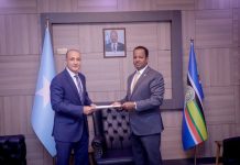 Wasiirka Arrimaha Dibadda oo warqadaha aqoonsiga danjirennimo ka guddoomay Safiirka cusub ee Masar