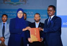 Wasiirka Caafimaadka oo xilka u kala warejiyay Agaasimaha cusub ee isbitaal Banaadir iyo Agaasimihii hore