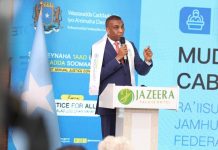 Ra’iisul Wasaare Xamsa: “Nidaam garsoor oo la isku hallayn karo waxa uu dalkeenna u abuurayaa maalgashi iyo mustaqbal wanaagsan” Muqdisho(SONNA):- Ra’iisul Wasaaraha Xukuumadda Jamhuuriyadda Federaalka Soomaaliya, Mudane Xamsa Cabdi Barre, ayaa furay Shirweynaha Koowaad ee Bahda Caddaalladda dalka, oo looga hadlayo horumarinta sharciga, isla xisaabtanka, iyo xoojinta kalsoonida ay bulshadu ku qabaan hey’adaha garsoorka. Ra’iisul Wasaaraha, ayaa sheegay in Soomaaliya ay ku jirto marxalad dowlad-dhis ah, isla markaana loo baahan yahay garsoor madax-bannaan, hufan, oo daboolaya baahida shacabka, isaga oo carrabka ku adkeeyey muhiimadda ay leedahay in la xoojiyo sarreynta sharciga, lana tayeeyo hey’adaha caddaaladda, si loo helo garsoor lagu kalsoon yahay oo horseeda nabad waarta, iyo dowladnimo sal-adag leh. “Haddii aysan jirin caddaalad la isku halayn karo, ma jiri karo amni waara, kalsooni shacab, maalgashi, iyo dowladnimada casriga ah ee ay Soomaaliya mudan tahay, dib-u-habeynta garsoorku waa arrin Qaran oo mudnaanta koowaad leh, waana jidka keliya ee lagu gaari karo Soomaaliya xasilloon.” Ayuu yiri Ra’iisul Wasaare Xamsa. Waxa uu intaas raaciyey in garsoorka uu muhiim u yahay doorasho xor ah caddaalad ah iyo xoojinta dimuqraadiyadda iyo kalsoonida shacabka, isaga oo xusay in Xukuumadda DanQaran ay mudnaanta siinayso dhismaha Golaha Adeegga Garsoorka iyo Maxkamadda Dastuuriga ah. Ra’iisul Wasaaruhu waxa uu tilmaamay in dib-u-eegista iyo dhameystirka Dastuurku ay yihiin aas-aaska hirgelinta nidaamka sharciga iyo federaalka ee dalka, waxa uu xusay in dastuur dhammeystiran uu dalkeenna u keenayo, xasillooni siyaasadeed, hannaan shaqo oo mideysan, ilaalinta xuquuqda muwaadiniinta iyo garsoor caaddil ah. Ra’iisul Wasaaraha Xukuumadda JFS, Mudane Xamsa Cabdi Barre, ayaa uga mahadceliyey bahda garsoorka qaban-qaabada shirka sanadlaha ah, waxa uuna ugu baaqay dhammaan ka qeyb-galayaasha in ay si dhab uga doodaan dib-u-habeynta garsoorka, isla markaana ay keenaan talooyin wax ku ool ah oo lagu horumarinayo caddaaladda dalka.