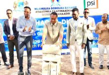 Guddoomiyaha gobolka Banaadir oo dhagax dhigay dib u dayactirka iyo dhismaha 18 xarumo caafimaad