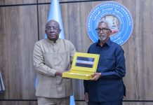 Guddoomiyaha aqalka sare oo hadyad ka helay guddiga dhismaha madxafka nabadda gobolka Carta