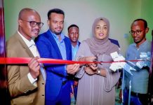 Wasiirka Qoyska oo xarigga ka jartay xarunta caawinta deg degga ah ee Carruurta